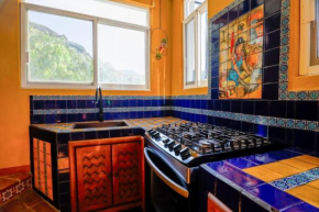 Private Sunset Balcony-Sleeps 6-Walk to Centro